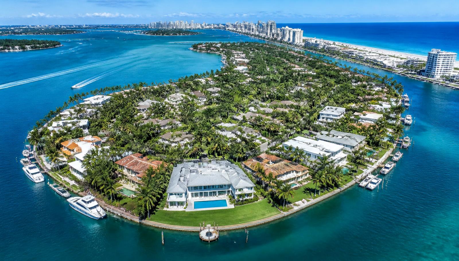 Residencia contemporánea frente a un canal en Coral Gables dentro del área de Gables Estates