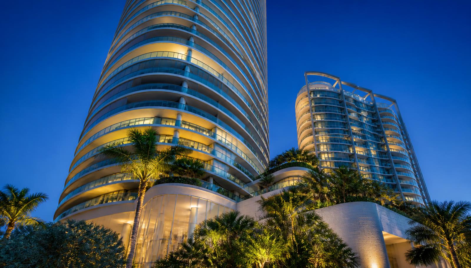 Varandas de uma torre de apartamentos em Miami com vista para a Baía de Biscayne à tarde