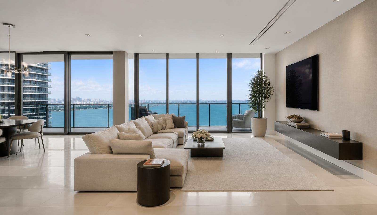 Interior claro de uma residência em Miami apresentada profissionalmente para o mercado
